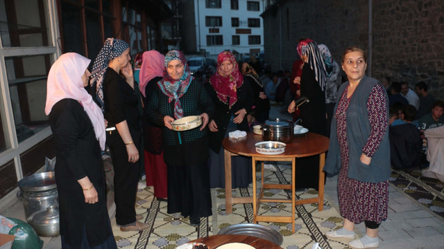 Mahalle sakinlerinden sokakta imece usulü iftar