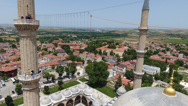 Mahya ustalarının minare şerefesindeki zorlu mesaileri