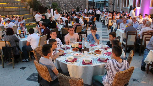 Makedonya'da yetimler için iftar sofrası kuruldu