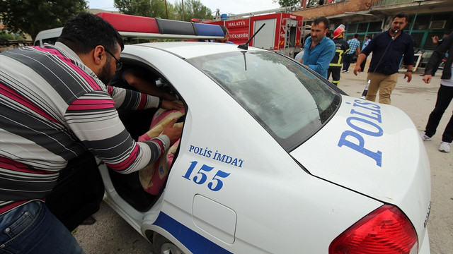 Malatya'da freni boşalan kamyon devrildi