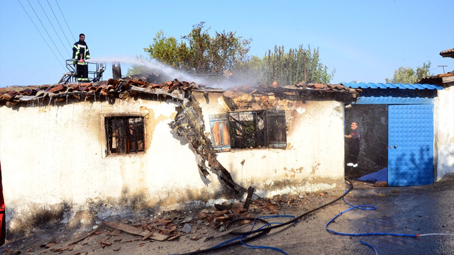 Manisa'da ev yangını: 1 ölü