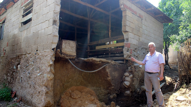 Manisa'da sağanak su baskınına neden oldu