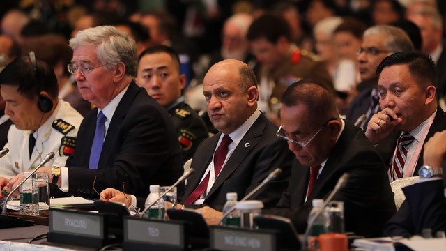 Milli Savunma Bakanı Işık, Singapur'da