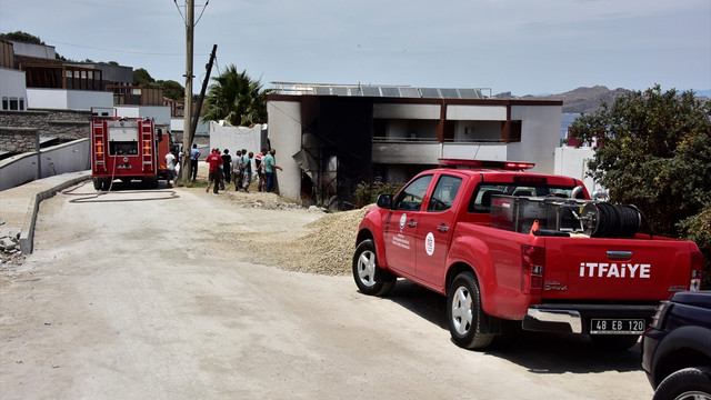 Muğla'da makilik alandaki yangın otele sıçradı