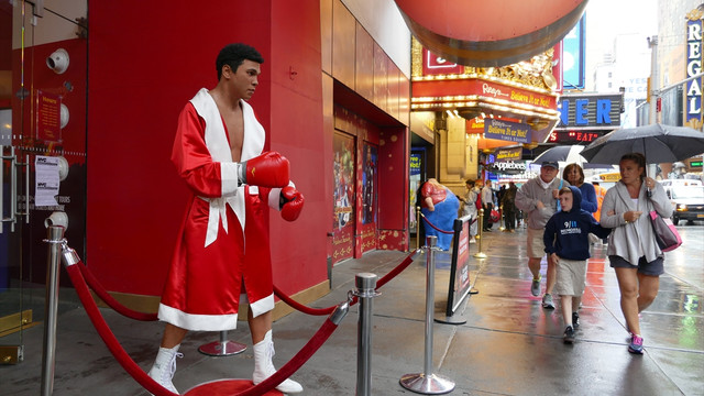 Muhammed Alinin adı New Yorkta sokak tabelasında...