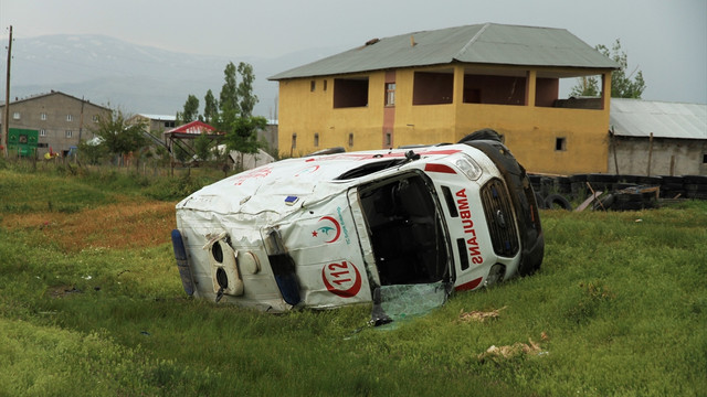 Muş'ta ambulans devrildi: 1 ölü, 4 yaralı
