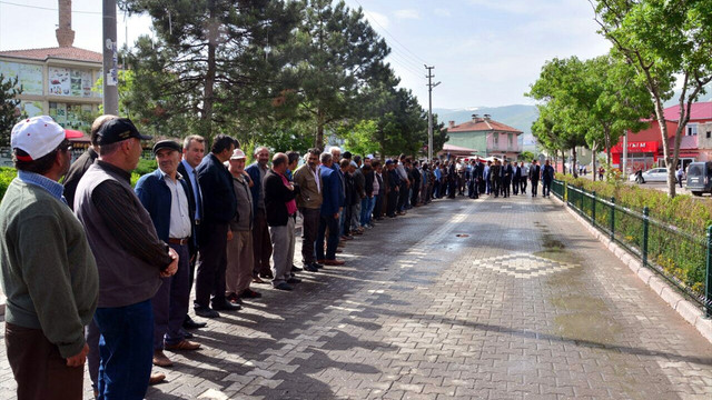 Niğde'de vali uğurlama kuyruğu