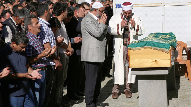 Oğlunun cenaze namazını gözyaşları içinde kıldırdı