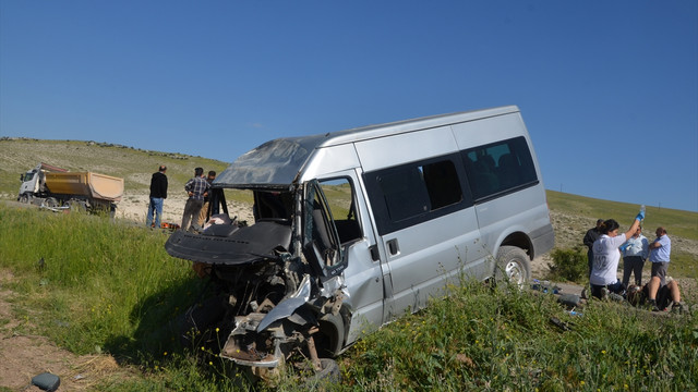 Öğrenci servisi tırla çarpıştı: 3 ölü, 7 yaralı