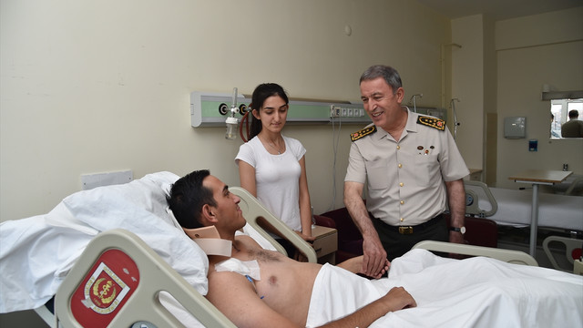 Orgeneral Akar ve Bakan Işık, gazilerle bir araya geldi