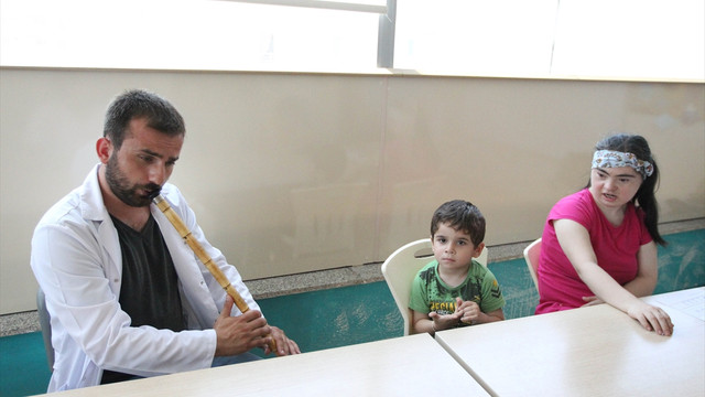 Otistik çocuklara ney sesiyle terapi