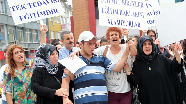 Otizmli çocuklar ve ailelerinin eğitim eylemi