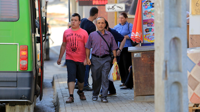 Otizmli oğlunun elini hiç bırakmıyor