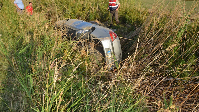 Otomobil sulama kanalına devrildi baba öldü, kızı yaralandı
