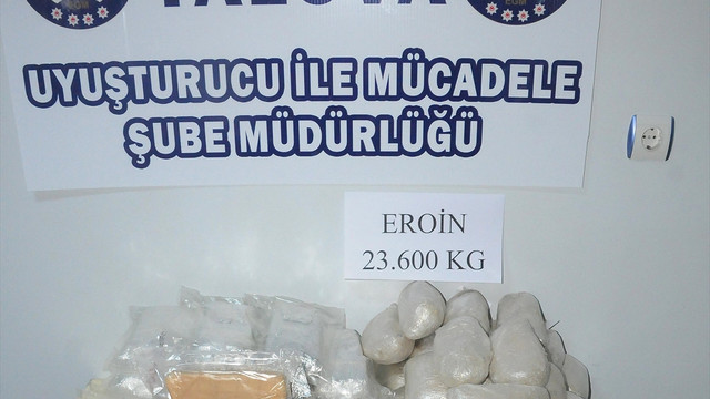 Otomobilin benzin deposu ve farından eroin çıktı