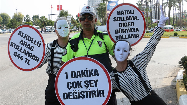 Pandomim sanatçılarından trafik bilinci çalışması