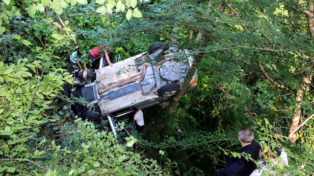 Park halindeki otomobil şarampole düştü: 2 yaralı
