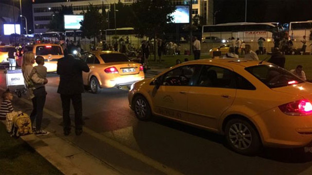 Atatürk Havalimanında patlama sonrası taksicilerden tepki çeken hareket!