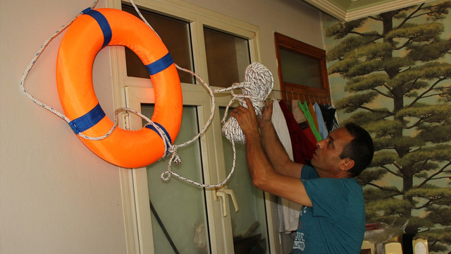 Polis, esnafa can simidi dağıttı