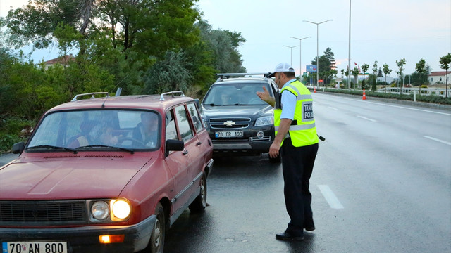Polis sürücüleri iftar için durdurdu