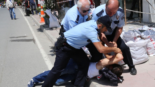 Polisten kaçan kişi vatandaşın müdahalesiyle yakalandı