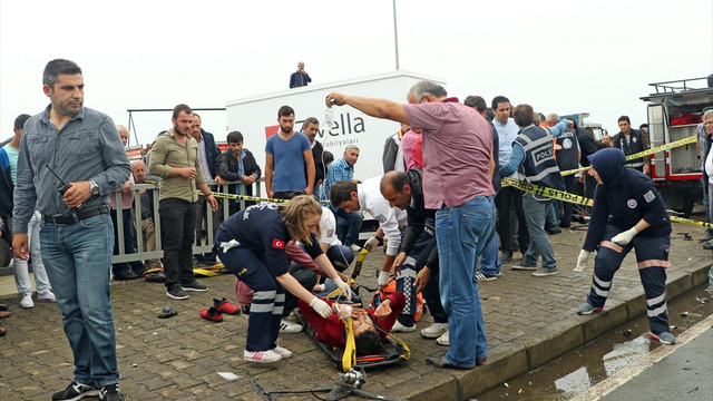 Rize'de otomobil bariyerlere çarptı: 2 yaralı