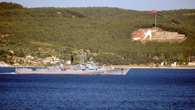 Rus askeri gemileri Çanakkale Boğazı'ndan geçti