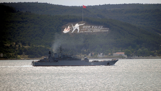 Rus askeri gemisi Çanakkale Boğazı'ndan geçti
