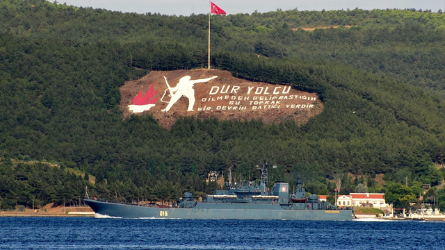Rus askeri gemisi Çanakkale Boğazı'ndan geçti