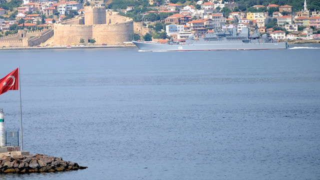Rus askeri gemisi Çanakkale Boğazı'ndan geçti