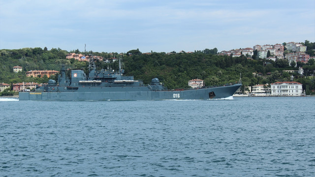 Rus savaş gemisi İstanbul Boğazı'ndan geçti