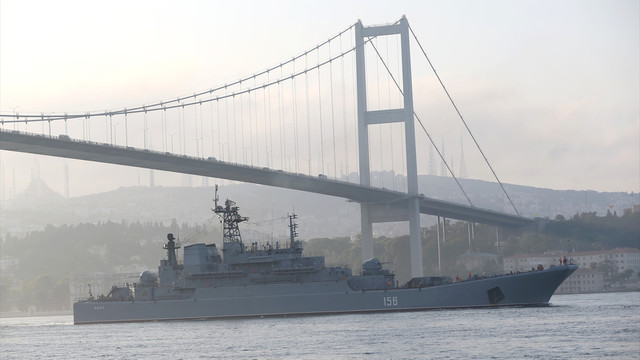 Rus savaş gemisi İstanbul Boğazı'ndan geçti