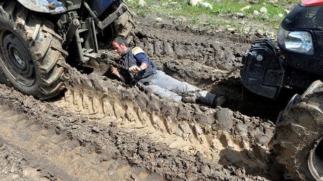 Sağanak ve dolu Ardahan'da yollara zarar verdi