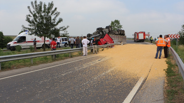 Sakarya'da tır devrildi: 1 ölü