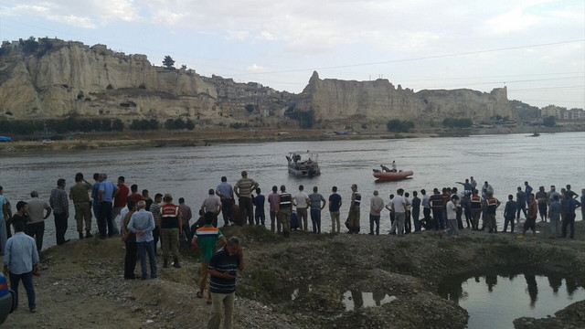 Şanlıurfa'da Fırat Nehri'ne giren iki kişi boğuldu