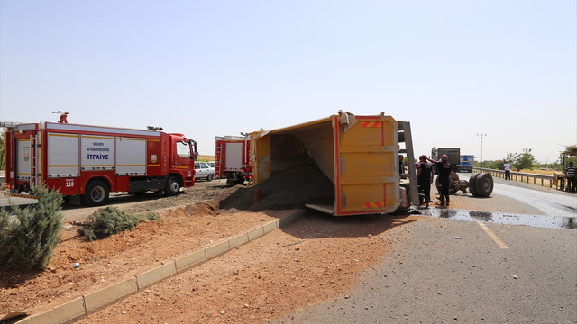 Şanlıurfa'da otomobil ile kamyon çarpıştı: 1 ölü, 6 yaralı