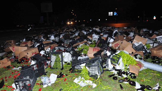 Sebze yüklü kamyon ile otomobil çarpıştı