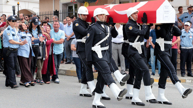 Şehit polis Çelik, son yolculuğuna uğurlanıyor