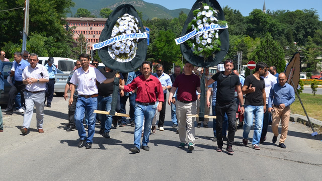 Sendikayı çelenkli protestoda kavga çıktı