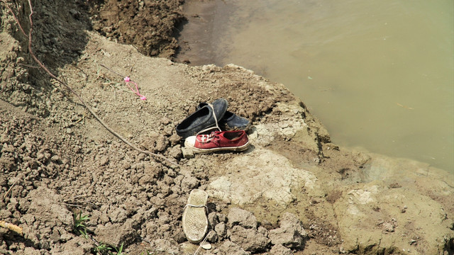 Serinlemek için girdiği gölette boğuldu