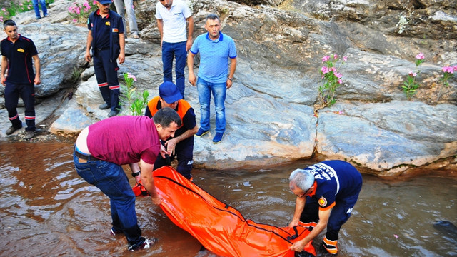 Serinlemek için girdiği şelalede boğuldu