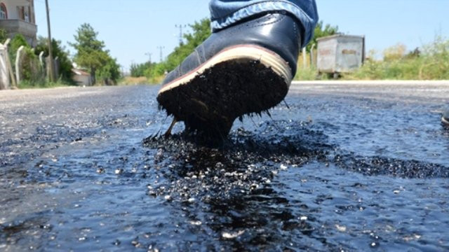 Antalyada sıcak hava asfaltı eritti