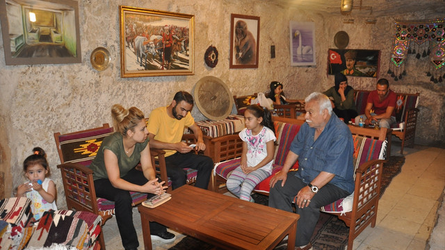 Sıcaktan bunalanlar mağarada serinliyor