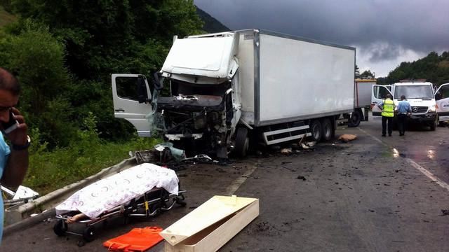 Sinop'ta kamyonla tır çarpıştı: 1 ölü, 2 yaralı