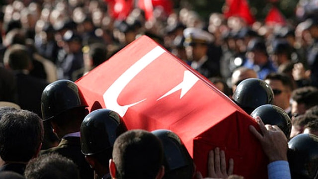 İzmirde şehit olan polis memuru son yolculuğuna uğurlandı