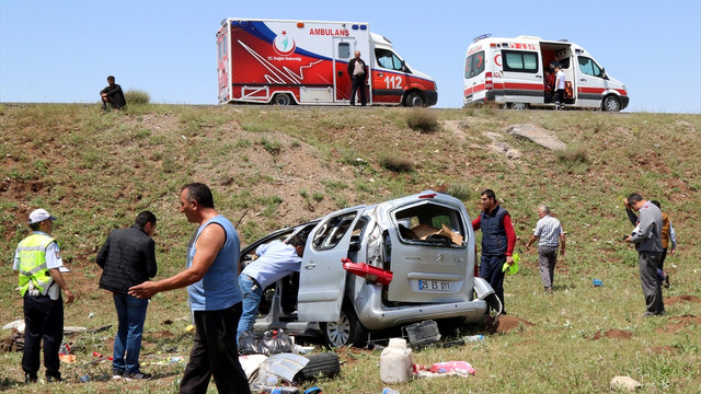 Sivas'ta hafif ticari araç devrildi: 5 yaralı