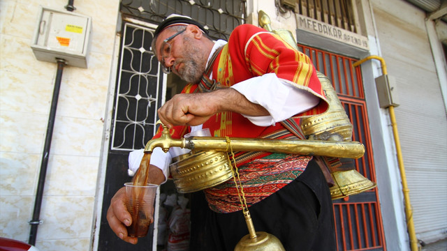Soğuk tüketilen meyan şerbeti, iftar sofralarını süslüyor