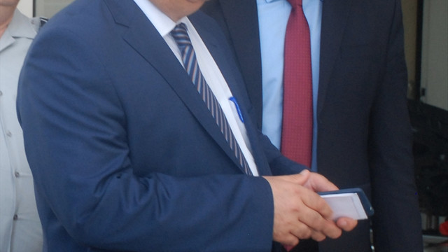 Şüpheli takibinde silahı ateş alan polis memuru yaralandı