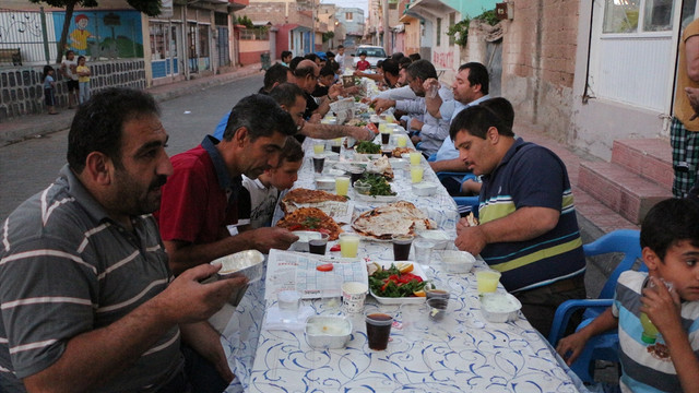 Suriye sınırında sokakta iftar geleneği