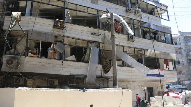 Halepte hastane ve pazar yerine hava saldırı